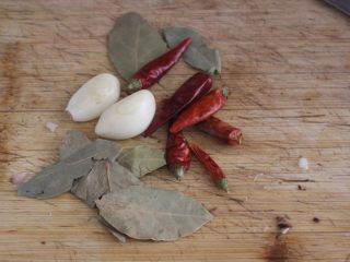 3、香辣蘑菇酱,准备好香叶，蒜和干辣椒