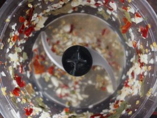 5、香辣蘑菇酱,搅拌，常常用勺子把旁边的推下去