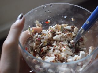 6、香辣蘑菇酱,加入到蘑菇里让后混一下