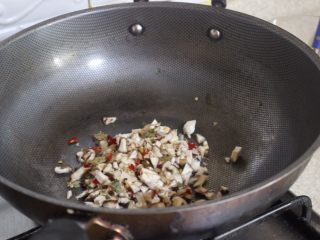 7、香辣蘑菇酱,锅里加点芝麻油或茶油（橄榄油野性但是味道会不同）让后把蘑菇加进去炒