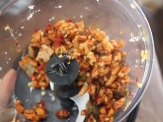 10、香辣蘑菇酱,吵完后再放到搅拌机里，加点水或再加点生抽