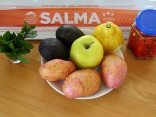 1、双椒土豆三文鱼,备好材料:三文鱼、土豆、苹果、柠檬、牛油果、薄荷、剁椒(或腌红椒)