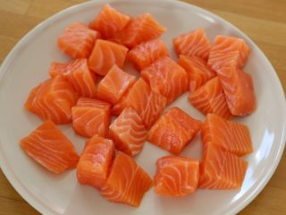 4、双椒土豆三文鱼,三文鱼也切小方块,比土豆块略大些。