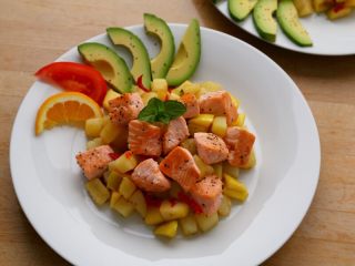 9、双椒土豆三文鱼,装盘:捡出变色的薄荷枝,将土豆苹果垫底;三文鱼摆在其上;然后将牛油果片放在盘子边上,撒点盐和黑胡椒碎;你还可以加几片西红柿和橙子,甚至可以撒些松子等坚果。