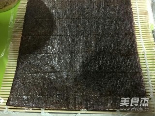 2、寿司樱花之恋,在竹帘卷上铺一张烤海苔