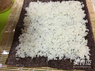 3、寿司樱花之恋,在海苔上面铺米饭，另外一面也要铺。