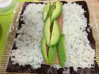 4、寿司樱花之恋,在加一些水果和火腿肠，也可以撒上沙拉酱。