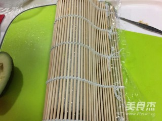 6、寿司樱花之恋,在使劲的压下去，要压紧。