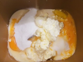 1、竹炭粉黑芝麻花朵面包,鸡蛋,酸奶,奶油奶酪,白糖,盐称重放进面包机桶里