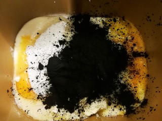 2、竹炭粉黑芝麻花朵面包,加入竹炭粉