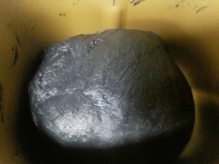 5、竹炭粉黑芝麻花朵面包,放进面包桶里,和面程序(四十五分钟左右)