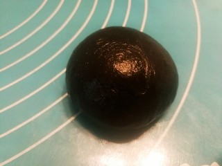 7、竹炭粉黑芝麻花朵面包,醒发好的面团分成五十克左右一个的小面团,排气滚圆,依次做好