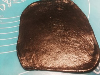 8、竹炭粉黑芝麻花朵面包,取一份面团压扁,擀成长方形