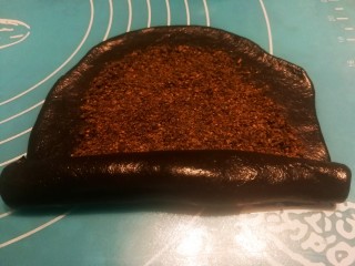10、竹炭粉黑芝麻花朵面包,由一边开始向里卷,两边和收口处捏紧