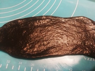 11、竹炭粉黑芝麻花朵面包,压扁擀成长条形