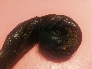 14、竹炭粉黑芝麻花朵面包,自一头开始向里卷