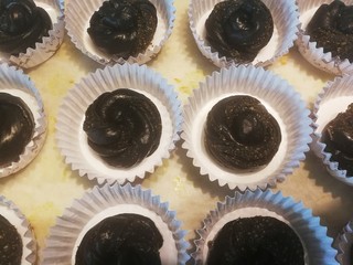 16、竹炭粉黑芝麻花朵面包,依次全部做好,放进纸托里,按自己喜欢的方式进行发酵(就一次发酵)