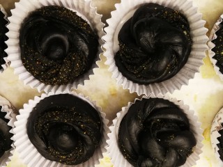 17、竹炭粉黑芝麻花朵面包,面团发酵至原来的两倍左右,开始预热烤箱,上下火180度十分钟左右,然后表面刷一层蛋液