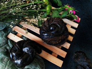 18、竹炭粉黑芝麻花朵面包,烤箱175度中层,上下火烤制25分钟左右