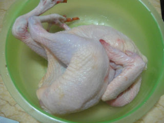 1、奥尔良烤鸡,鸡洗净后沥干水分