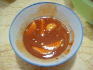 3、奥尔良烤鸡,鸡粉倒入碗里加入料酒、老抽、柠檬汁和蜂蜜调匀后再把生姜加入