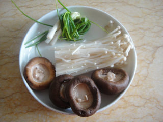 5、奥尔良烤鸡,鲜香菇洗净，金针菇去根洗净，小葱洗净后打结