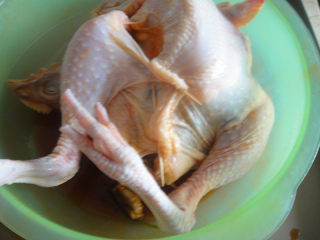 7、奥尔良烤鸡,开口处用牙签封好