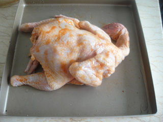 8、奥尔良烤鸡,放入不沾烤盘