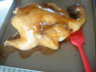 10、奥尔良烤鸡,30分钟后取出再把酱料刷上一遍