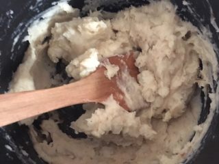 1、土豆泥寿司+土豆饼,将土豆洗干净以后倒进电饭煲，加水刚好没过土豆就行，设置煮饭，煮一次就够了，煮好的土豆剥皮后加入盐寿司醋等调味，搅拌均匀。