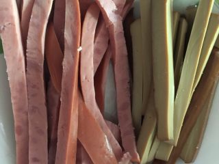 2、土豆泥寿司+土豆饼,土豆泥做好后放置一旁，将香肠，鸡蛋干切成条