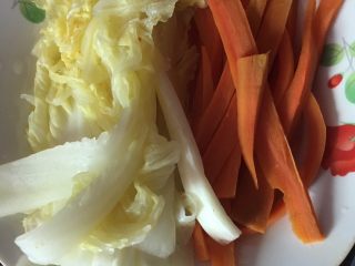 3、土豆泥寿司+土豆饼,胡萝卜白菜洗净也切成条状，过水稍微煮一煮即可