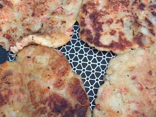 5、土豆泥寿司+土豆饼,因为剩下一些食材，所以就做成了土豆饼。将剩下的香肠，鸡蛋干等剁碎，剩下的土豆泥加入面粉，少量的水搅拌均匀，加入剁碎的食材，最后用煎锅。