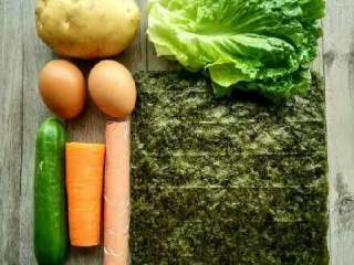 1、土豆海苔卷,材料准备好，洗净，备用