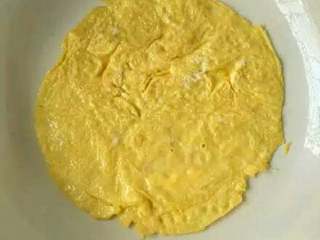 3、土豆海苔卷,鸡蛋摊成蛋皮，注意尽量要完整的我