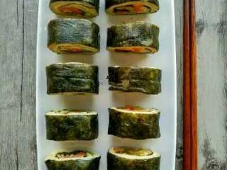 7、土豆海苔卷,卷好后，可用保鲜膜再包一层，尽量包的紧一些，微微凉会儿，就可以切开食用了。