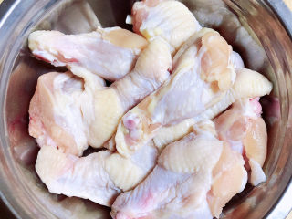1、红烧土豆鸡块,准备好鸡翅根洗净待用。