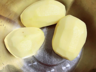 2、红烧土豆鸡块,土豆削皮洗净待用。
