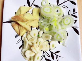 3、红烧土豆鸡块,葱姜蒜切好待用。