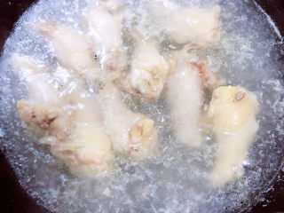 5、红烧土豆鸡块,锅中烧开水，放入鸡翅根煮去血水。