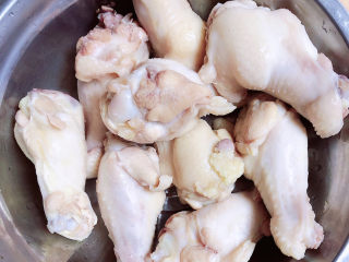 6、红烧土豆鸡块,捞出鸡翅根洗净待用。