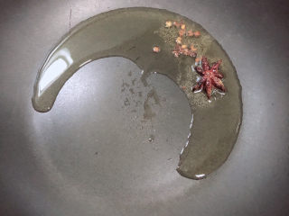 7、红烧土豆鸡块,锅中放入油，加热至五成热，放入白糖、八角、花椒粒煸香。