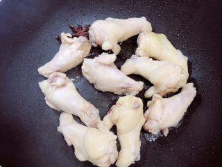 8、红烧土豆鸡块,放入鸡翅根翻炒均匀。