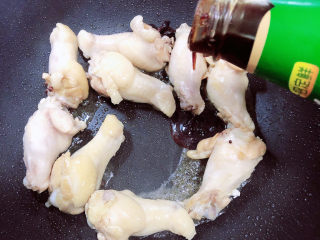 9、红烧土豆鸡块,放入料酒、蚝油、生抽，翻炒均匀。