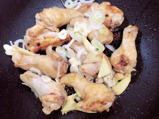 10、红烧土豆鸡块,放入葱姜蒜，继续翻炒。