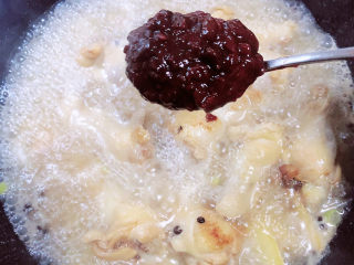 12、红烧土豆鸡块,放入一大勺黄豆酱，盖盖儿中火炖10分钟。