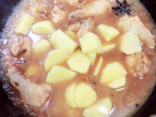 13、红烧土豆鸡块,加入土豆，盖盖儿继续炖煮15分钟。