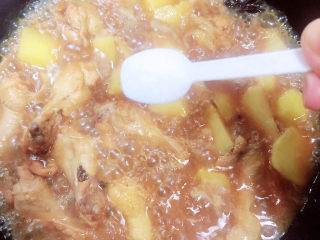 14、红烧土豆鸡块,15分钟后，土豆基本熟了放入1勺盐，盖盖儿中火炖5分钟。