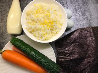 1、肉松寿司,准备好所有食材
