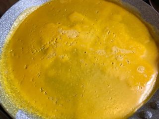 6、肉松寿司,盖上锅盖煎熟